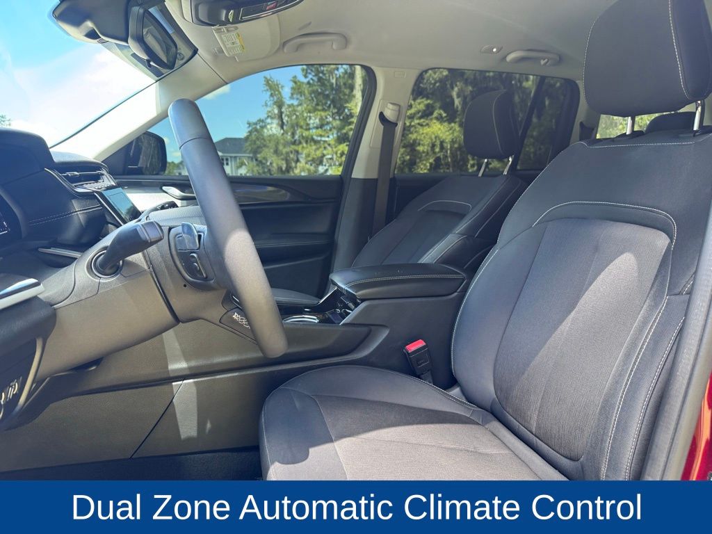 2023 Jeep Grand Cherokee Laredo 4x2