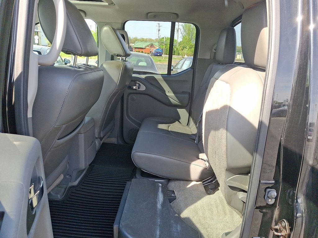 2014 Nissan Frontier SL 11