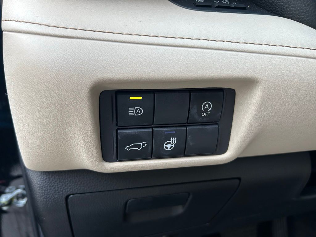 Thumbnail: 2023 Toyota Highlander - 19