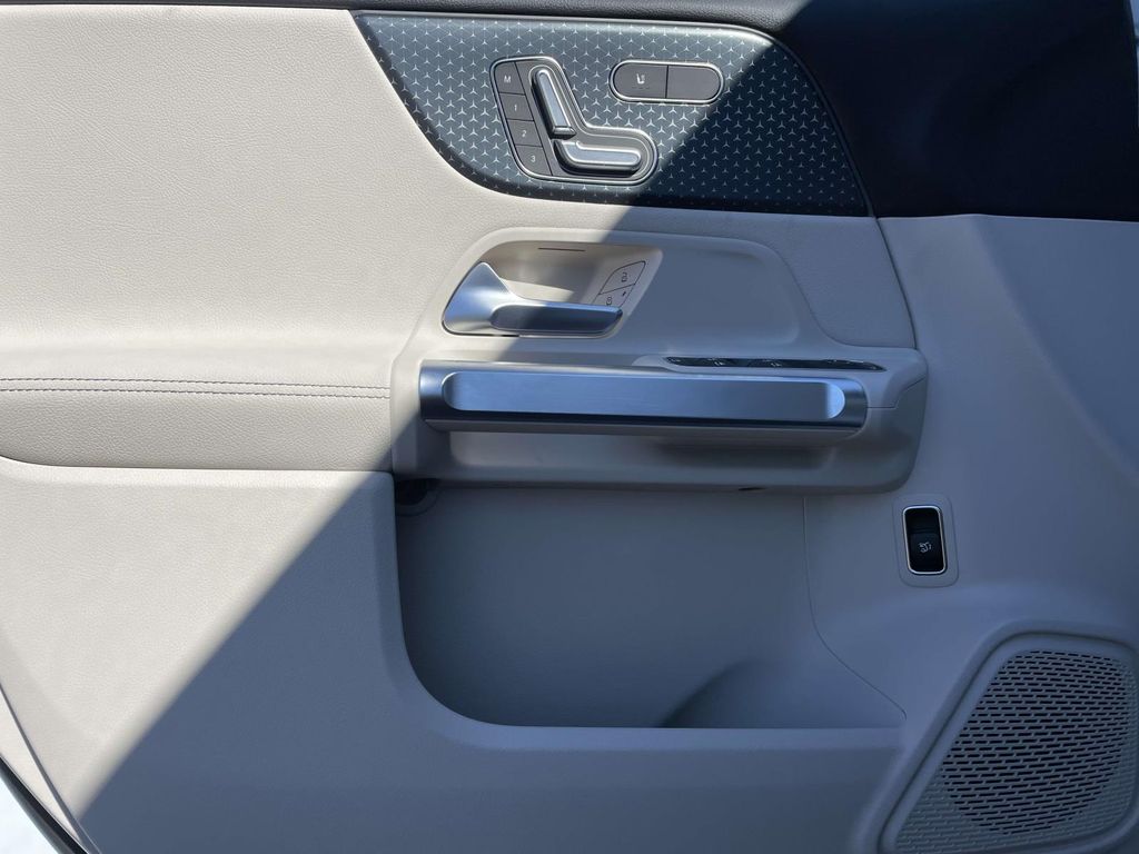 Thumbnail: 2025 Mercedes-Benz GLB - 17