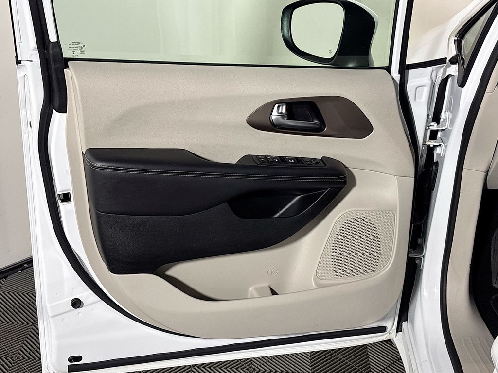 2022 Chrysler Voyager LX