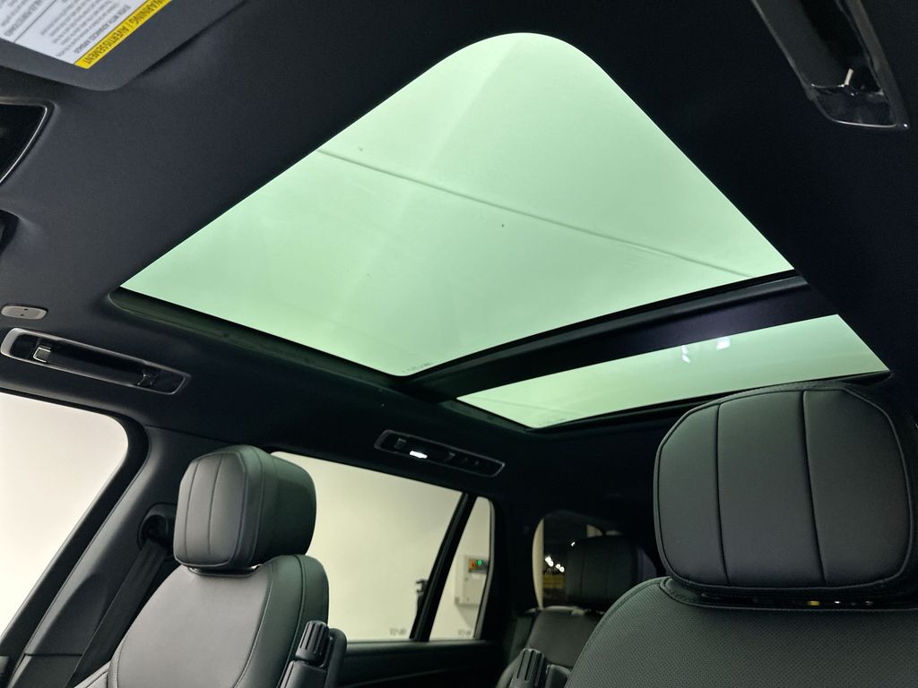 2025 Land Rover Range Rover SE 11
