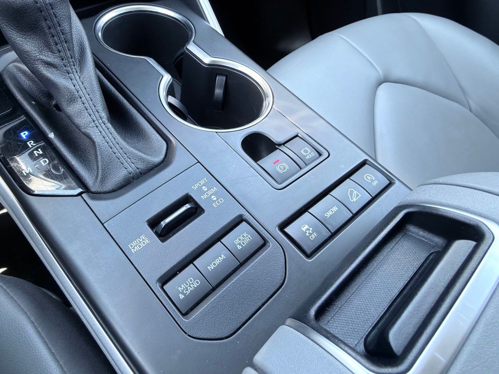 2022 Toyota Highlander XLE - Photo 12