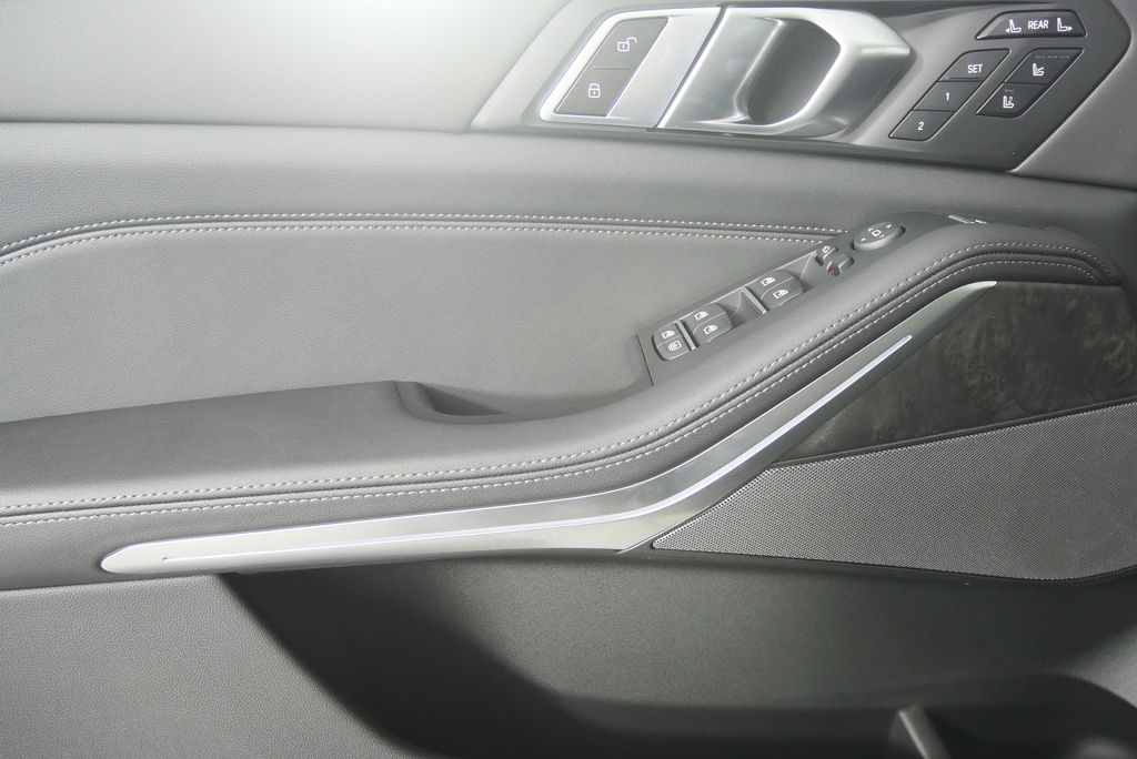 Thumbnail: 2026 BMW X7 - 9