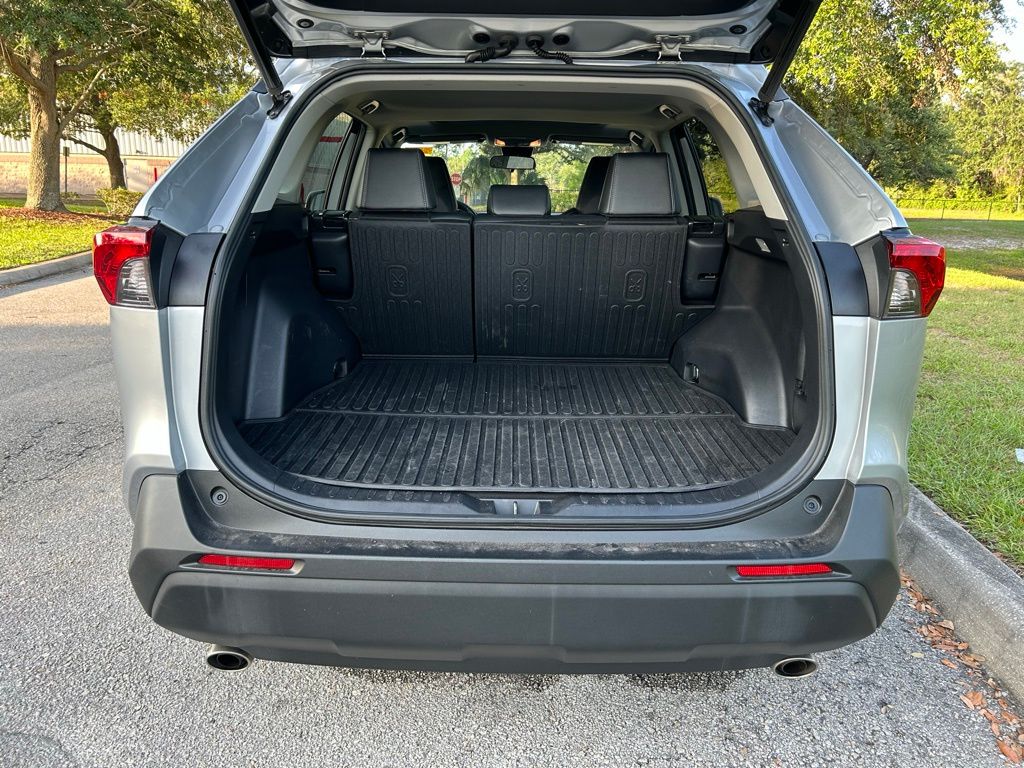 2021 Toyota RAV4 XLE Premium 10