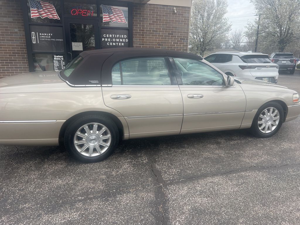 Gold 2009 Lincoln Town Car Signature Limited Sedan Rear-Wheel Drive 4-Speed Automatic Overdrive