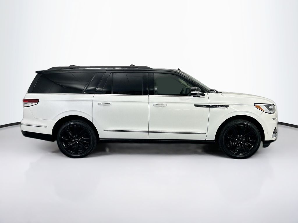 Thumbnail: 2023 Lincoln Navigator L - 8
