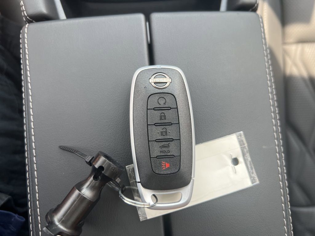 2025 Everest White Pearl/Super Black Nissan Rogue Platinum FWD SUV