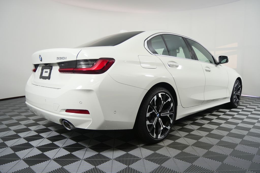 Thumbnail: 2025 BMW 3 Series - 3