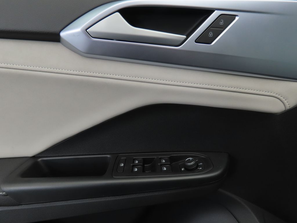 2025 Volkswagen Taos SE 24