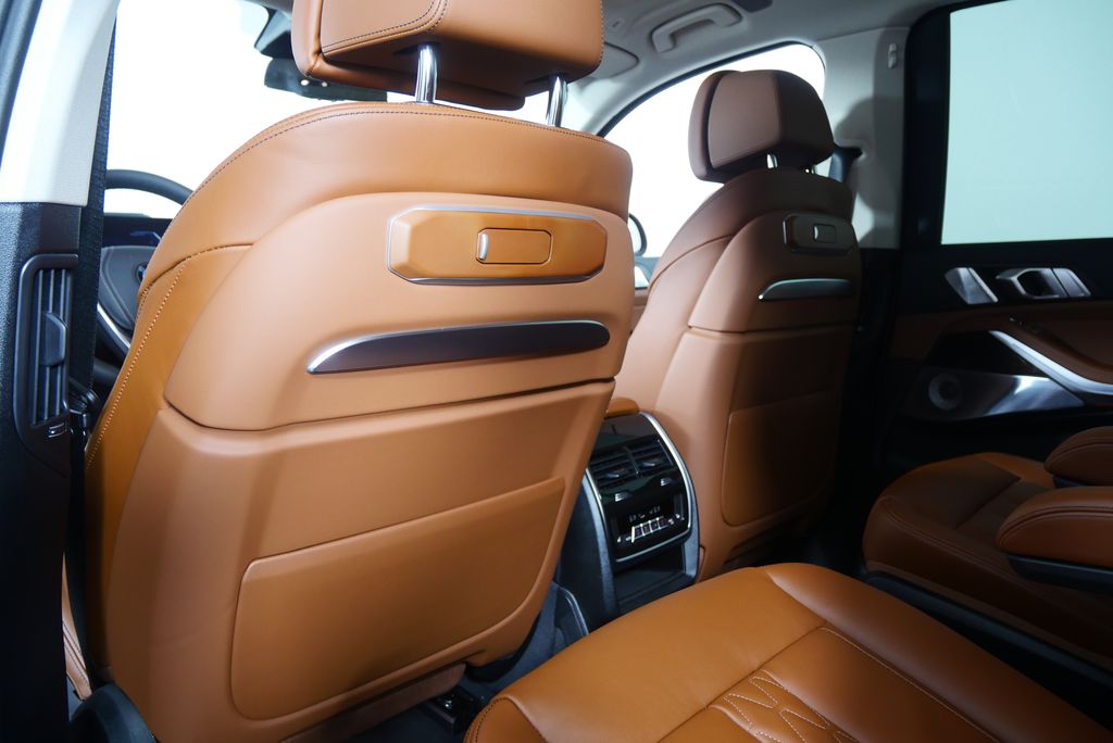 Thumbnail: 2026 BMW X7 - 20