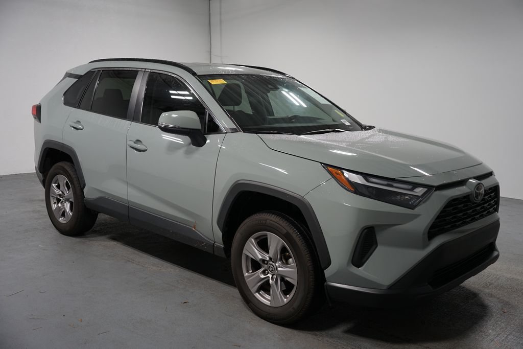 2022 Toyota RAV4 XLE 3