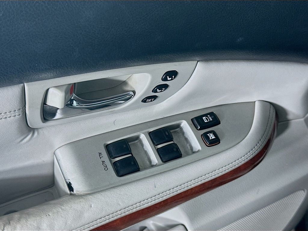 Used 2005 Black Lexus 330 image 23