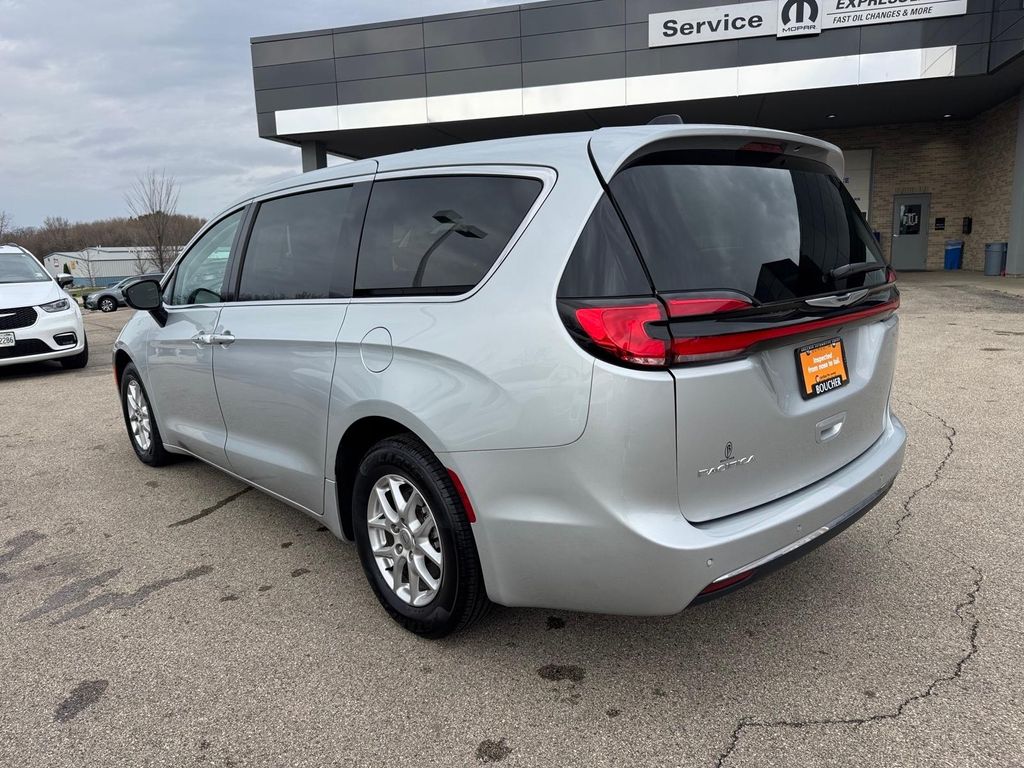 View vehicle photo 4