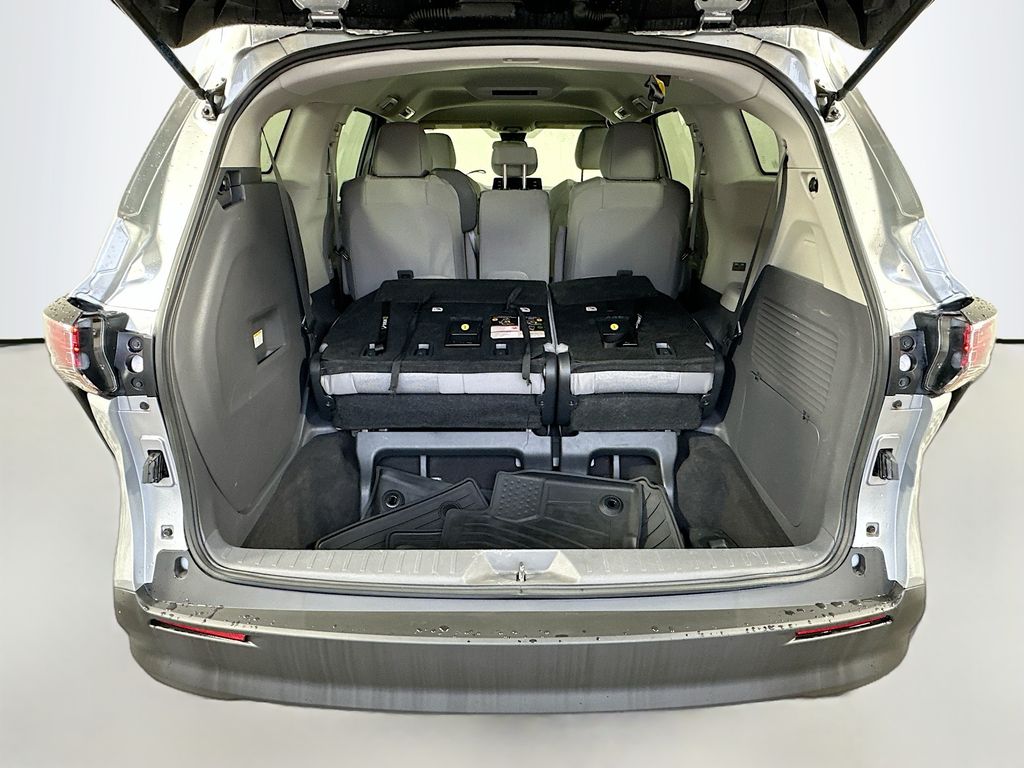 Thumbnail: 2022 Toyota Sienna - 24