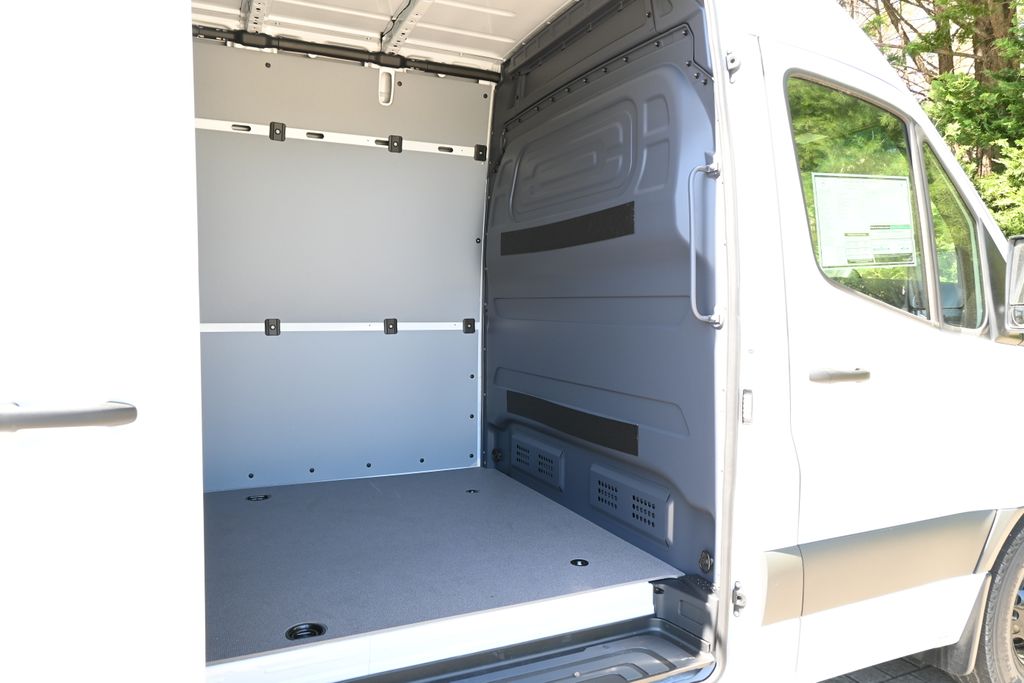 Thumbnail: 2025 Mercedes-Benz Sprinter - 29