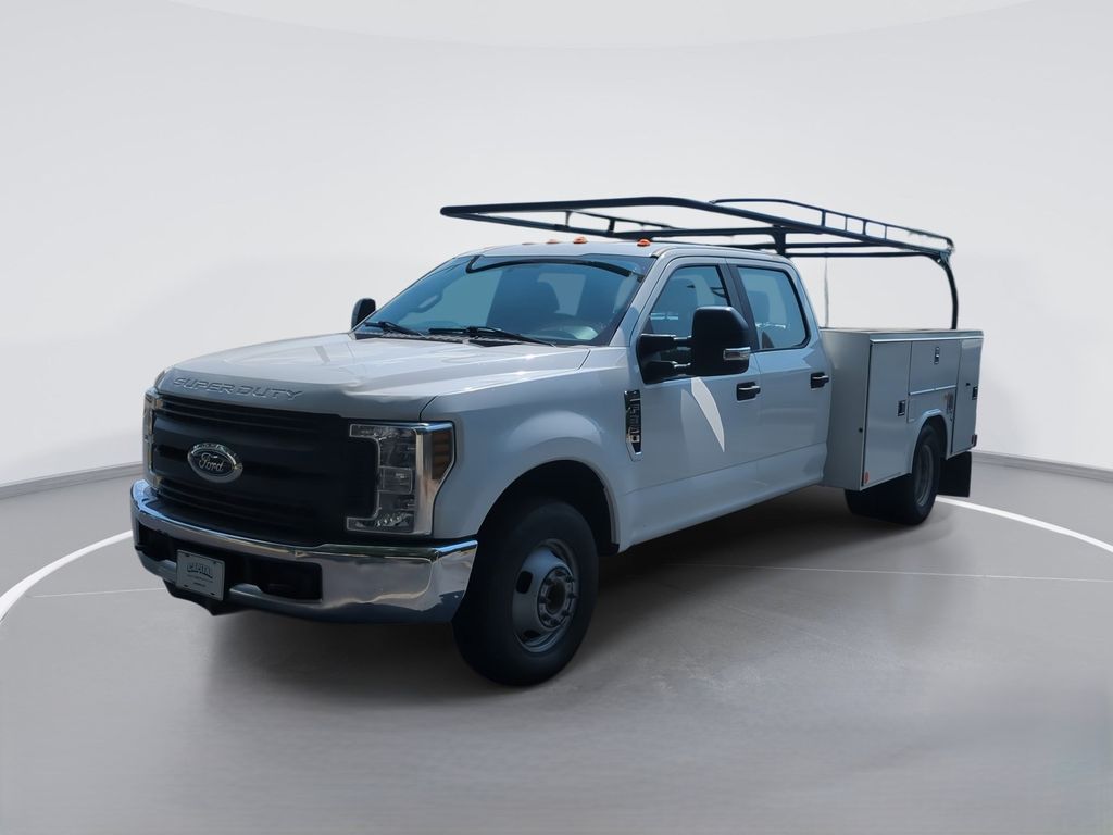 Oxford White 2019 Ford F-350 Super Duty Chassis XL Crew Cab DRW RWD Pickup Truck 4X2 6-Speed Automatic