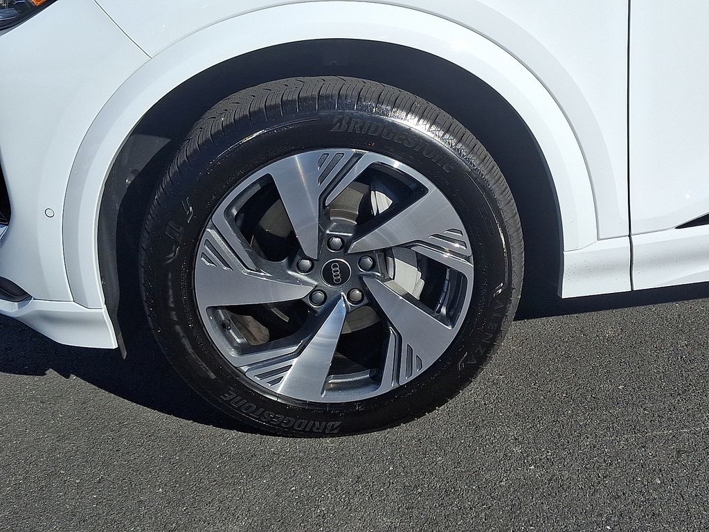 Thumbnail: 2025 Audi Q6 e-tron - 8