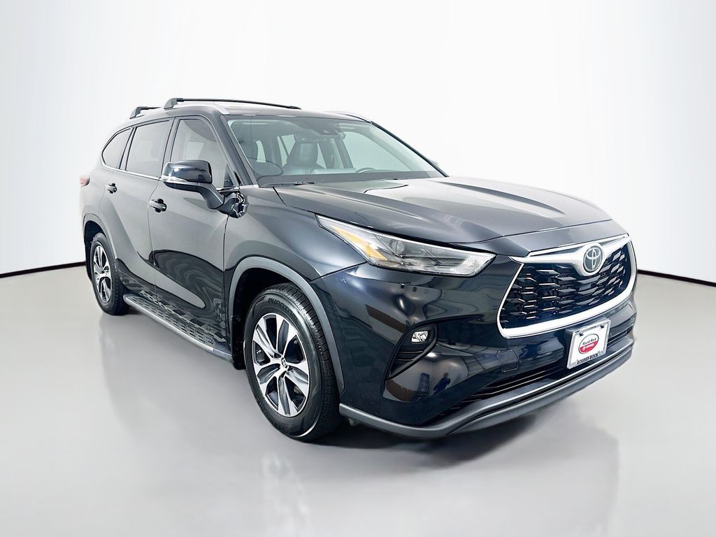 Thumbnail: 2023 Toyota Highlander - 3