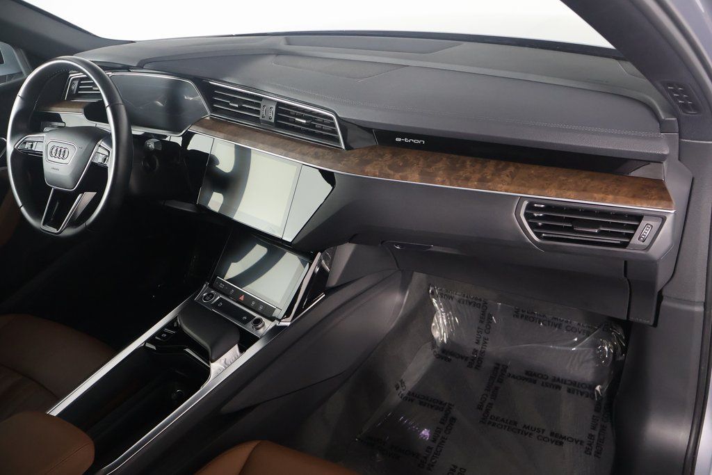 Thumbnail: 2022 Audi e-tron S - 9