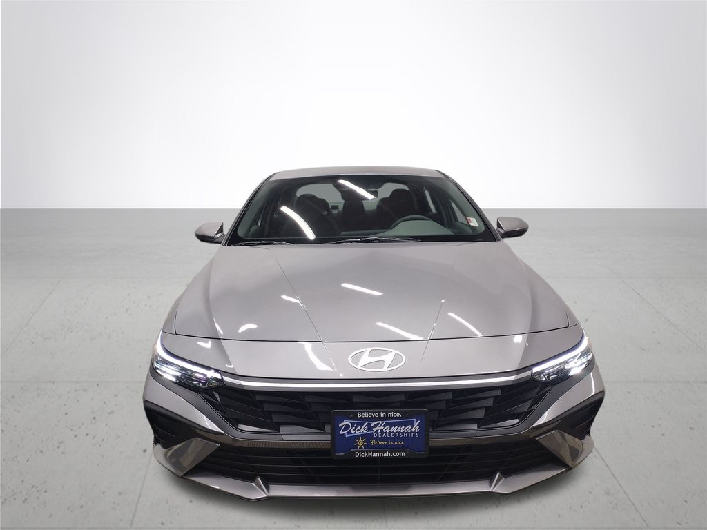 2025 Hyundai Elantra SE photo 3