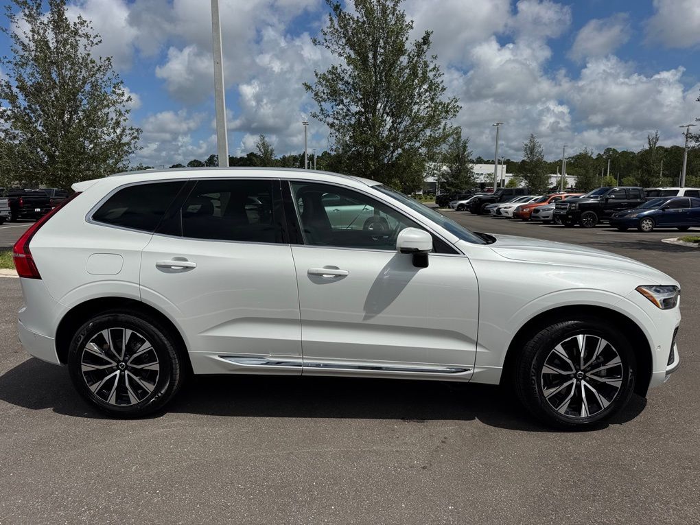 2023 Volvo XC60 B5 Plus photo 8