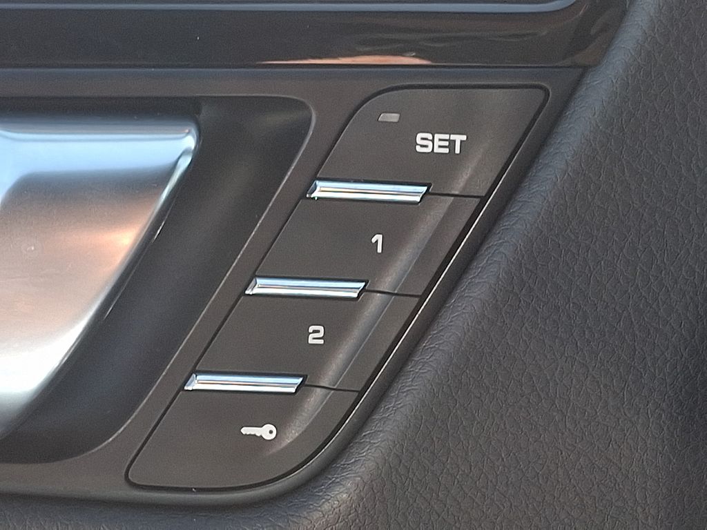 Thumbnail: 2026 Porsche Macan - 27