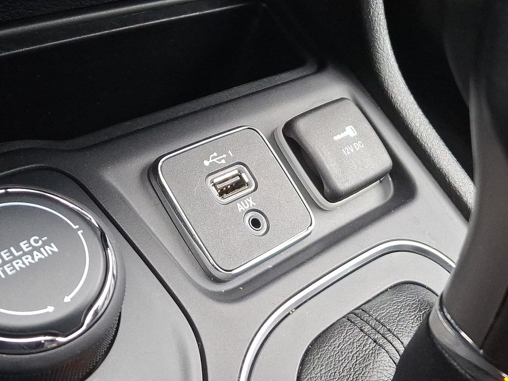 Thumbnail: 2019 Jeep Cherokee - 25