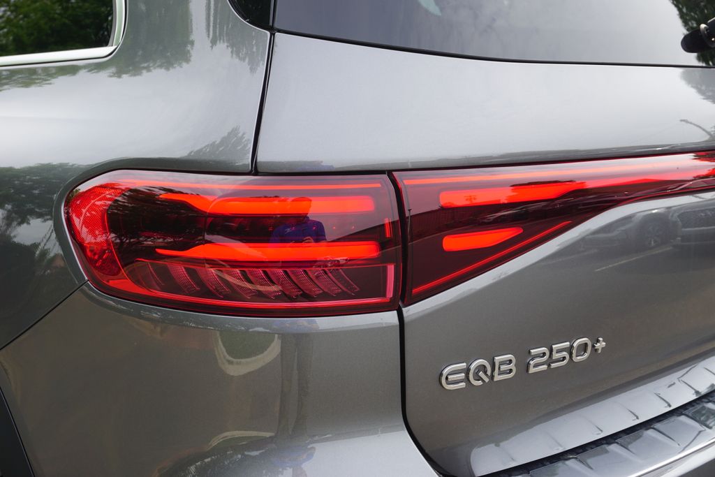 2025 Mercedes-Benz EQB 250+ 12
