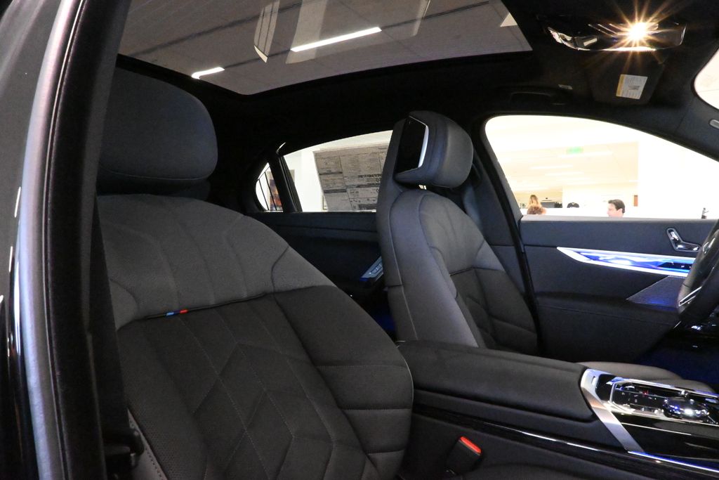2025 BMW 7 Series 760i xDrive 32