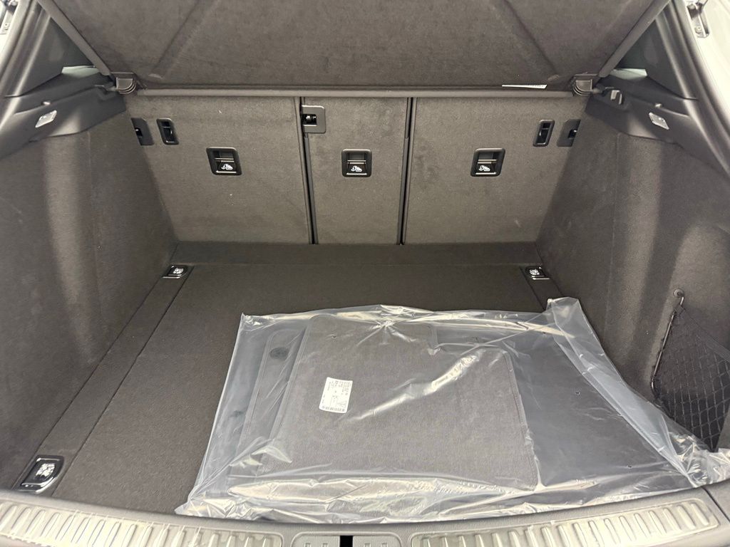 Thumbnail: 2026 Porsche Macan - 27