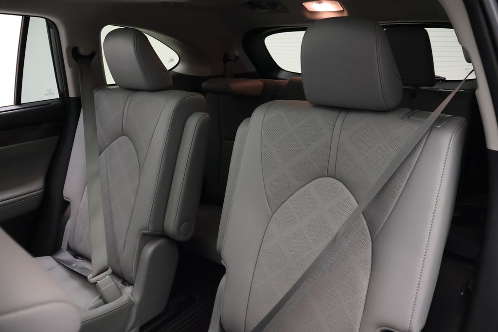 Thumbnail: 2025 Toyota Highlander - 18