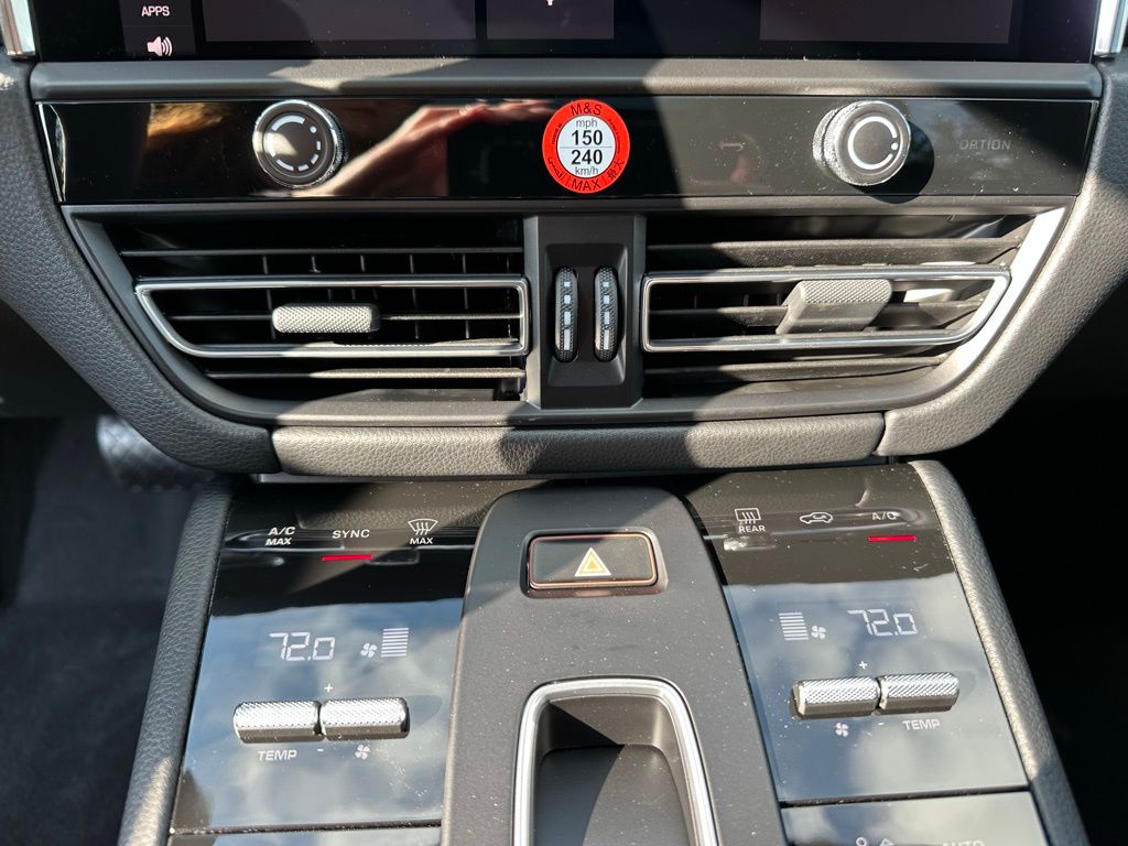 Thumbnail: 2026 Porsche Macan - 25