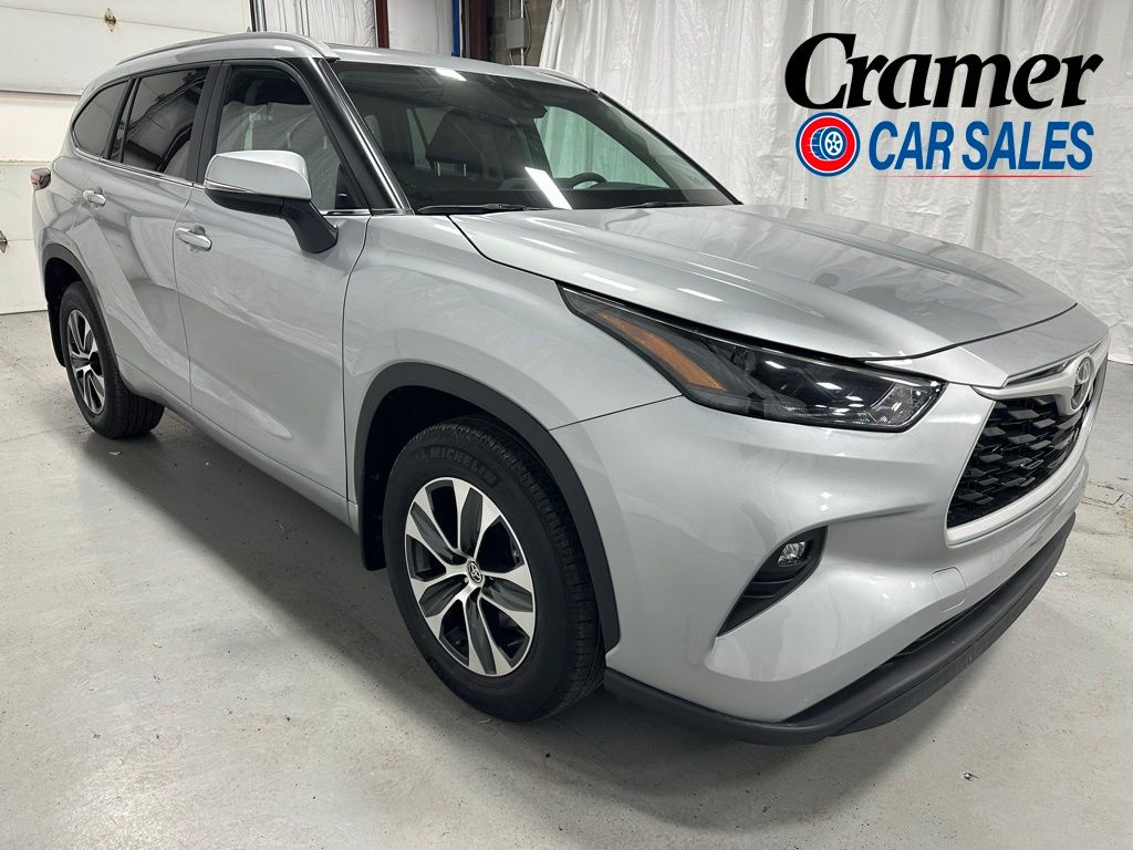 Celestial Silver Metallic 2025 Toyota Highlander XLE AWD SUV / Crossover All-Wheel Drive 8-Speed Automatic