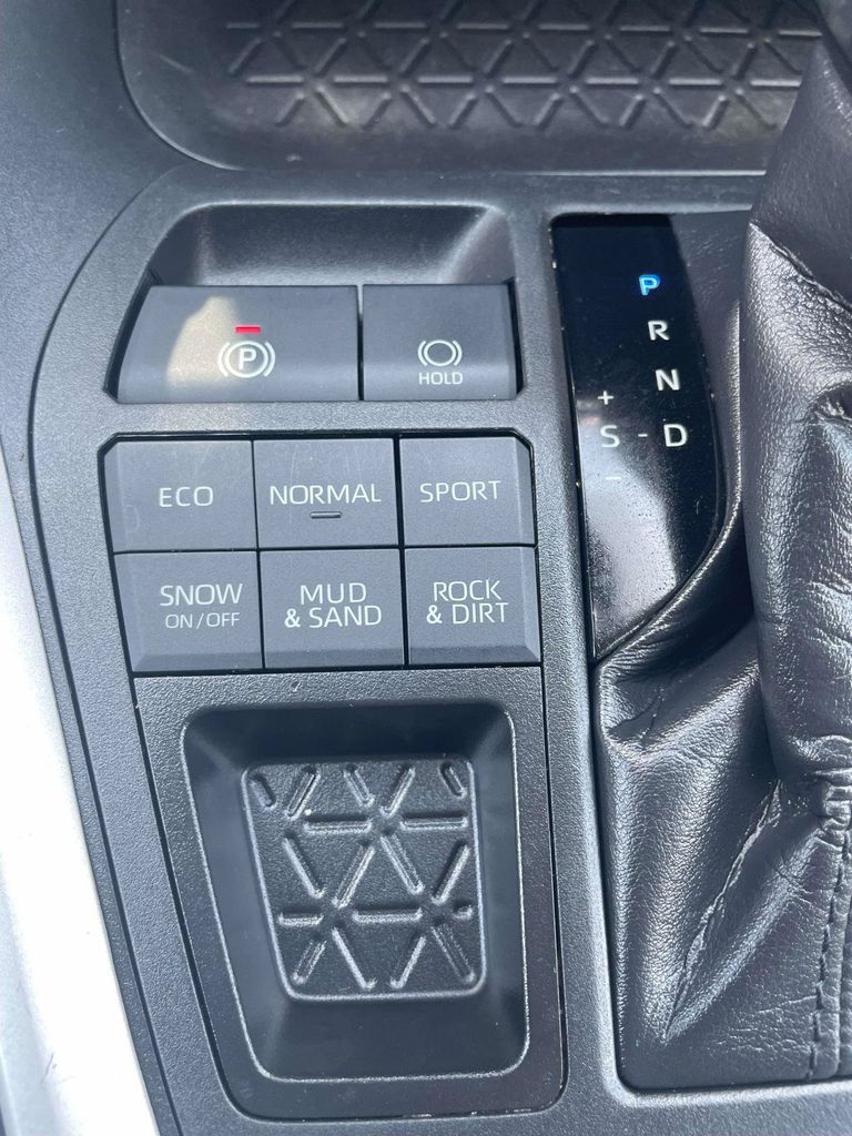 Used 2023  Toyota XLE image 32