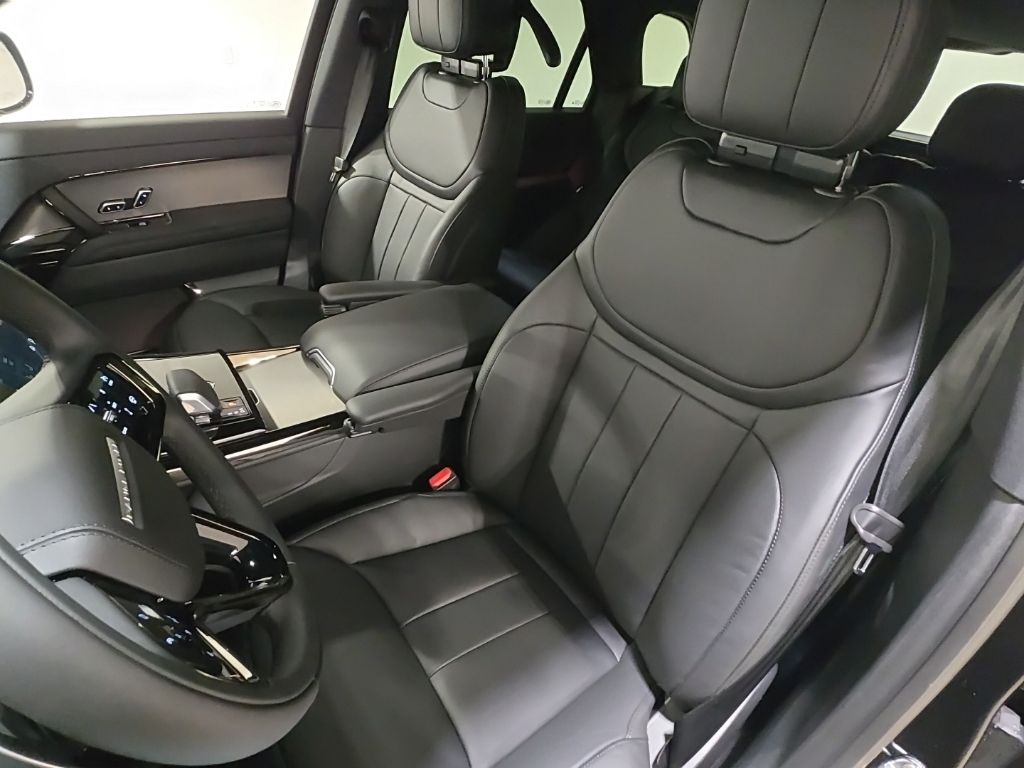 New 2026 Black Land Rover Dynamic SE image 18