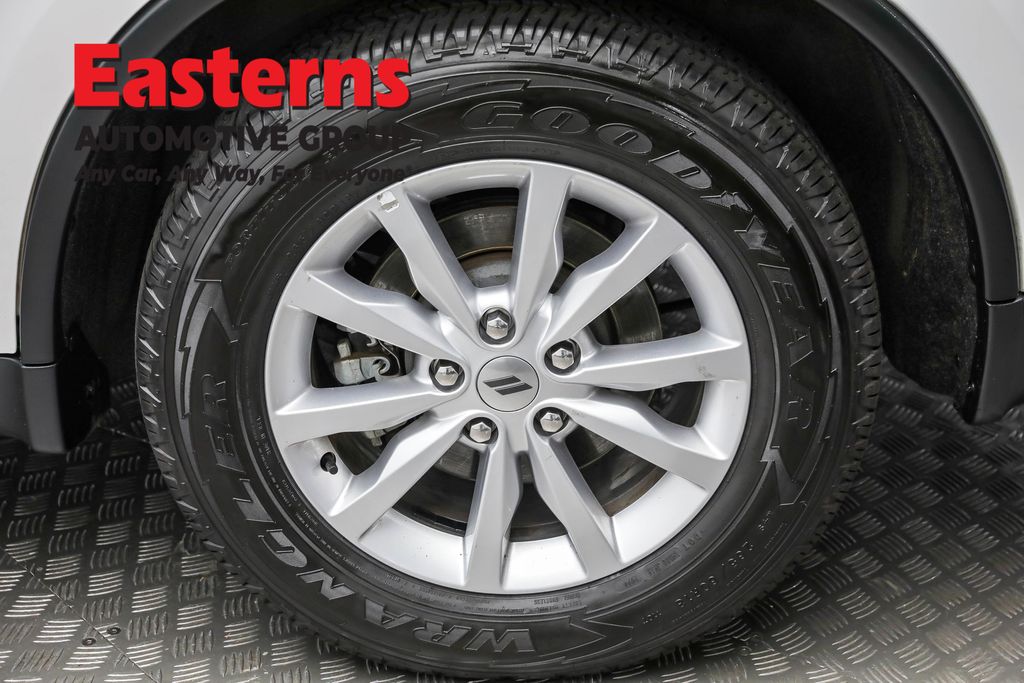 Used 2023 White Dodge SXT image 8