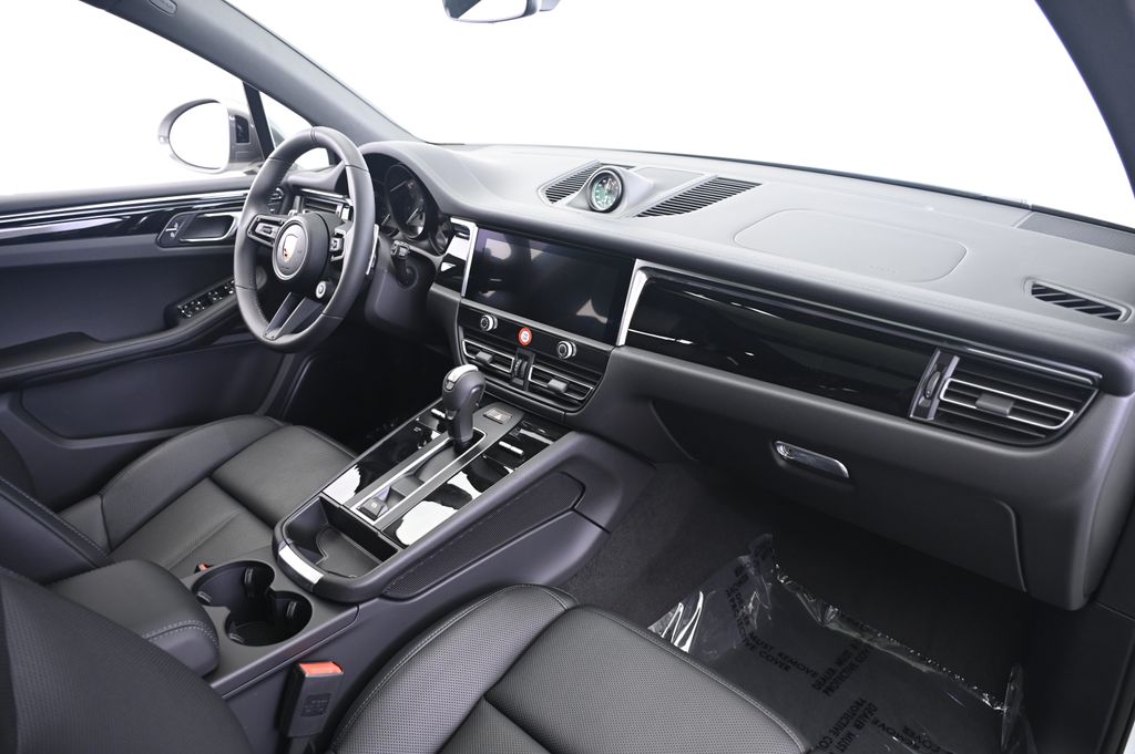 Thumbnail: 2025 Porsche Macan - 22