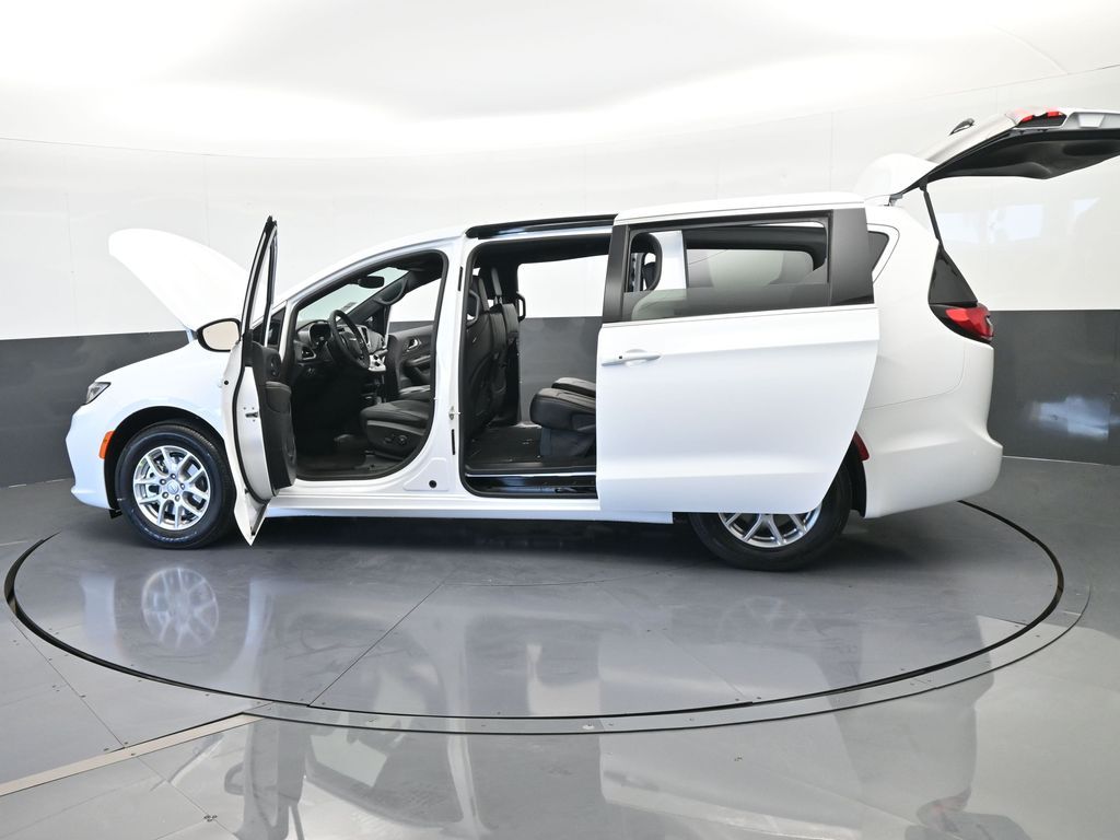 New 2026 Bright White Clearcoat Chrysler Select image 71