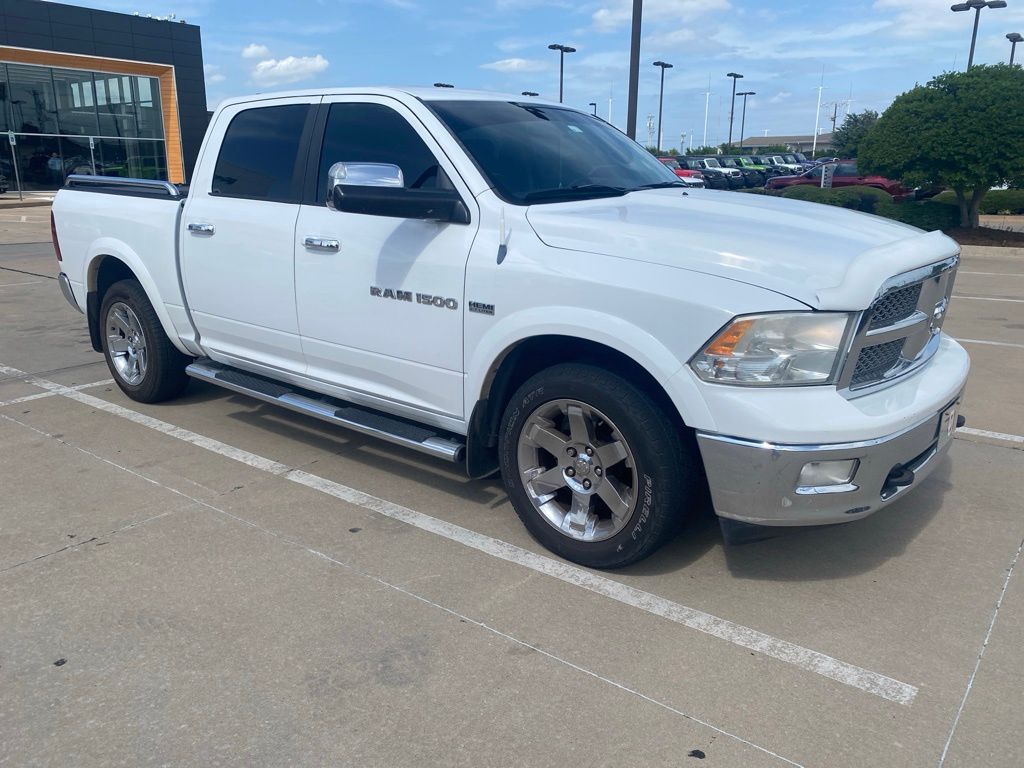 2012 RAM 1500 Laramie Crew Cab 4WD Blanco (Bright White Clearcoat) Camioneta Todo terreno 6 velocidades Automática