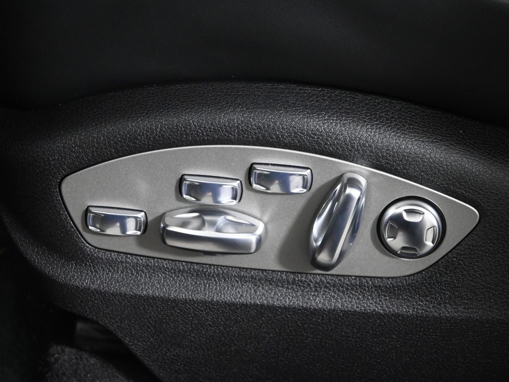 Thumbnail: 2026 Porsche Macan - 30