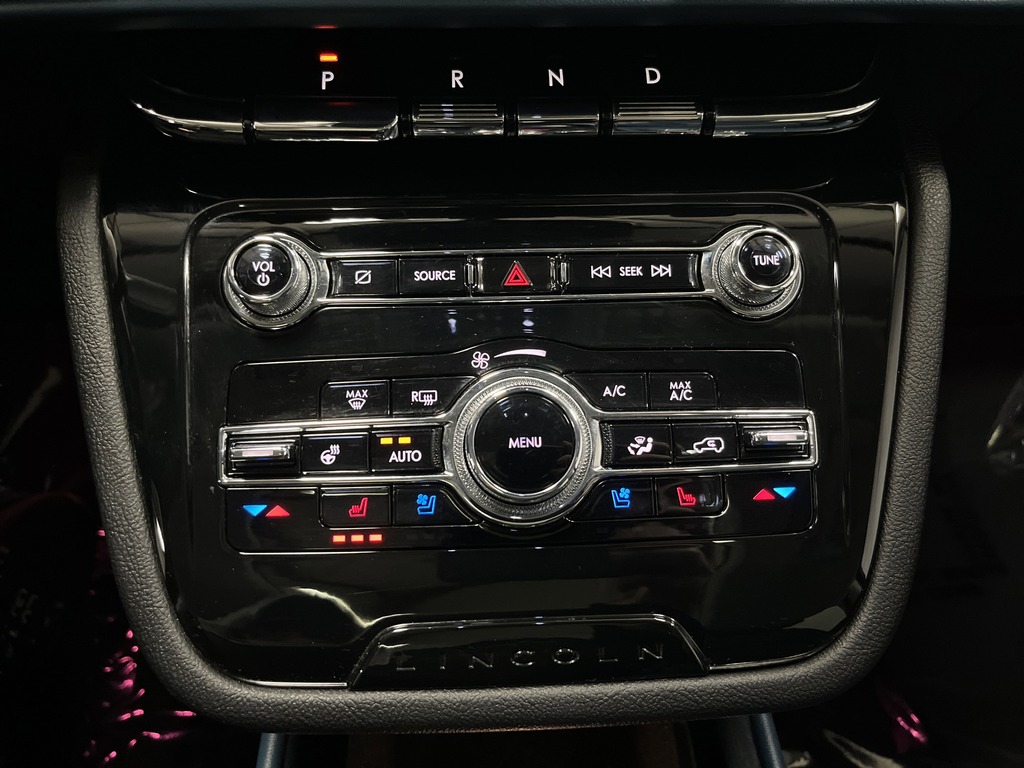 Used 2021 Pristine White Lincoln Grand Touring image 20