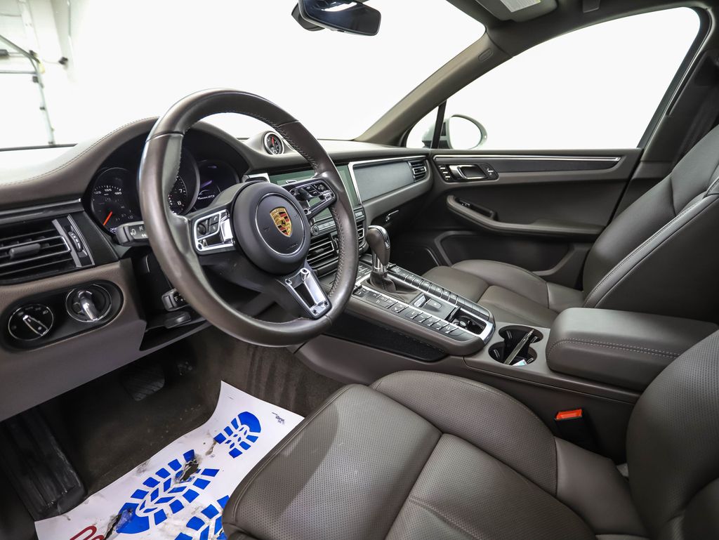 Thumbnail: 2021 Porsche Macan - 10