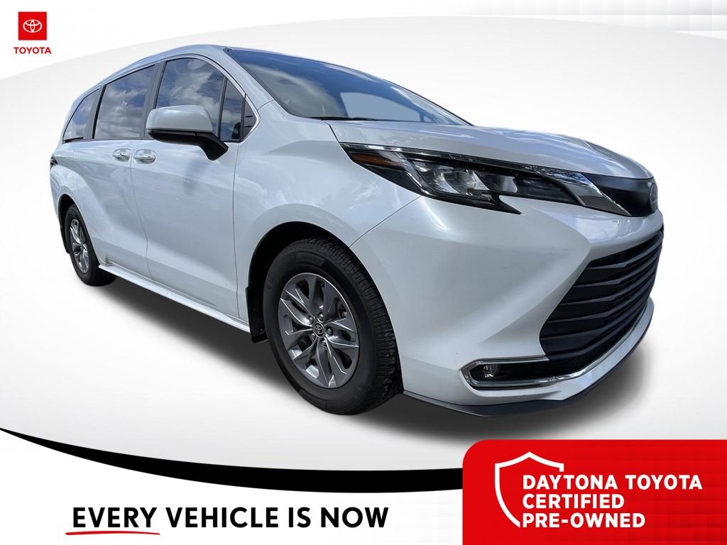 2023 Toyota Sienna XLE - Photo 1