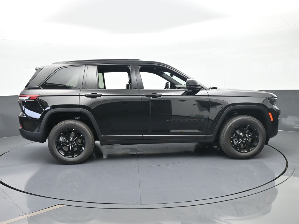 New 2025 Diamond Black Crystal Pearlcoat Jeep Laredo image 7