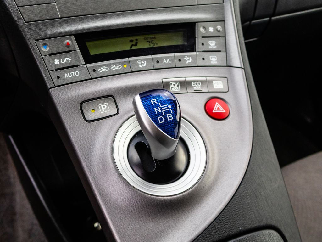 Used 2015 White Toyota Two image 27
