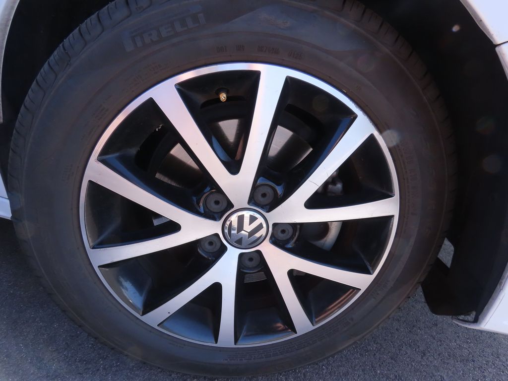 Thumbnail: 2016 Volkswagen Jetta - 18