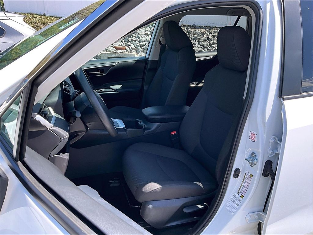 2025 Toyota RAV4 — photo 10