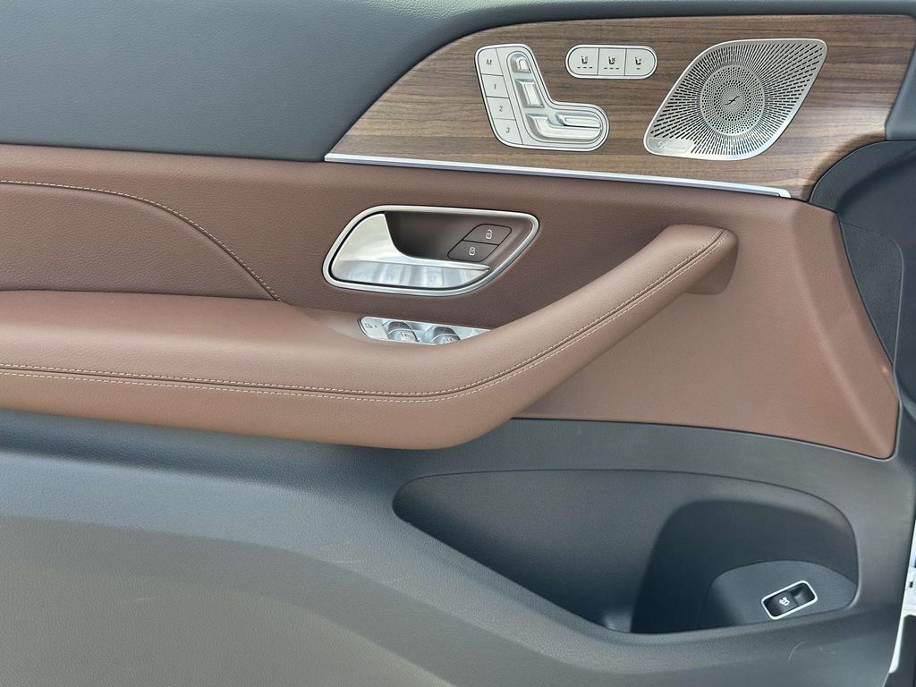 2025 Mercedes-Benz GLS 450 4MATIC 18