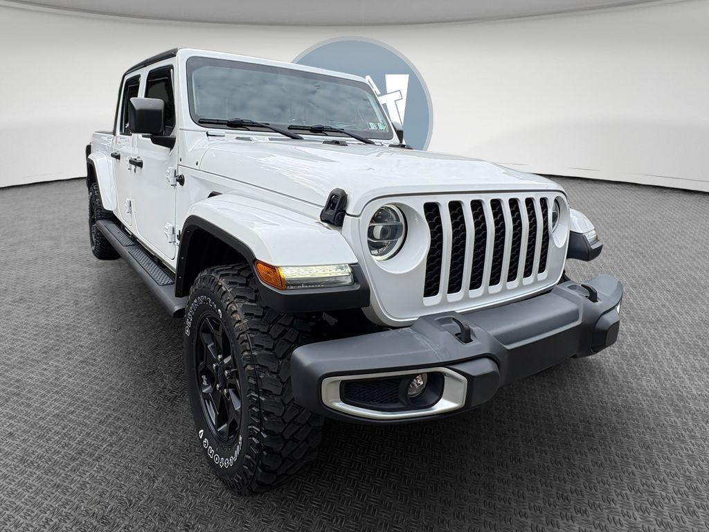 Bright White Clearcoat 2022 Jeep Gladiator Pickup Truck Four-Wheel Drive 8-Speed Automatic